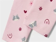 Nærbillede af katte- og regnbueprint ved anklen på rosa Name It leggings
